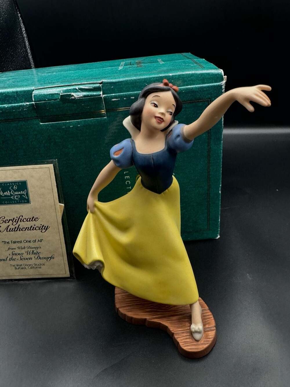 Walt Disney Classics Collection Snow White "The Fairest One of All" 8" Figurine